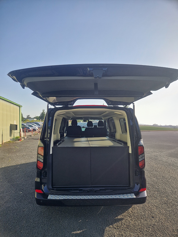 hayon ouvert corbillard double cercueil Ford Transit Custom