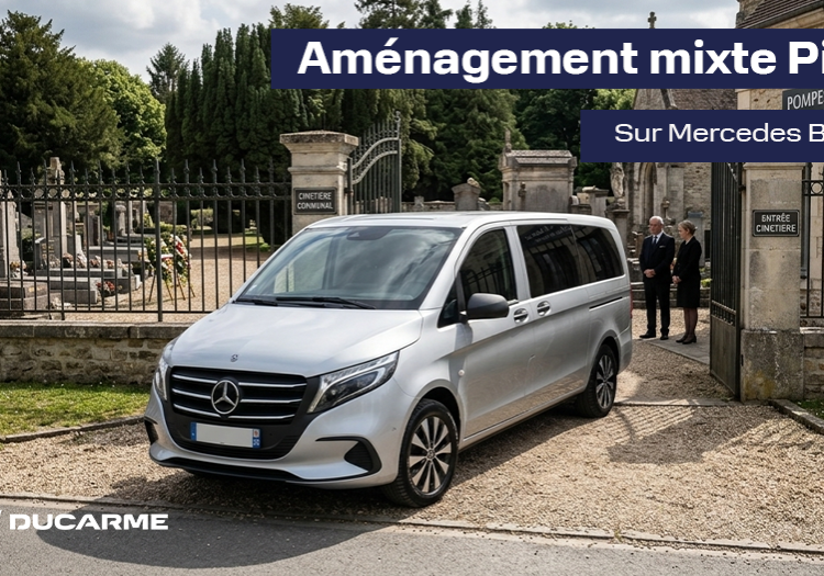 Mercedes argenté stationné devant l'entrée d'un cimetière et d'un bâtiment de pompes funèbres.